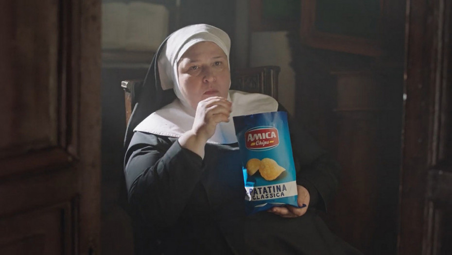 Reklama koja razbesnela katolike u Italiji: Monahinja umesto oltarskog hleba jede čips za pričest