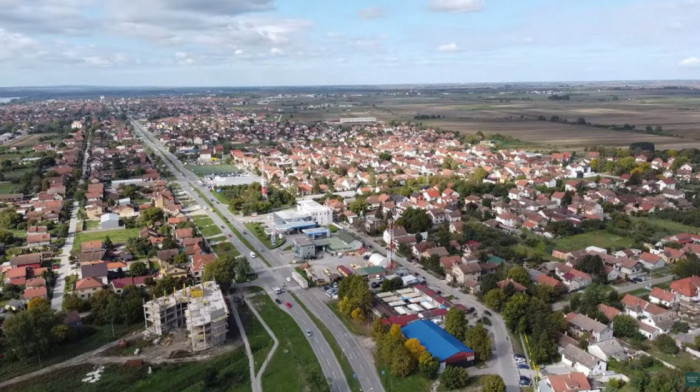 Neprijatan miris u Veterniku: Nadležne službe na terenu, gradonačelnik Novog Sada tvrdi da je voda bezbedna za piće