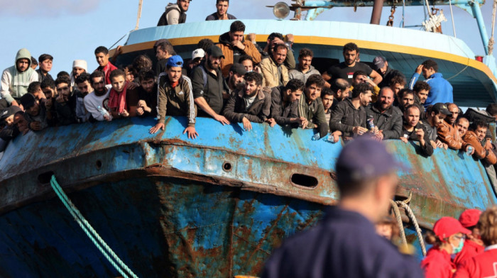 U blizini Krita spasena 42 migranta, troje nestalo nakon poziva u pomoć sa broda
