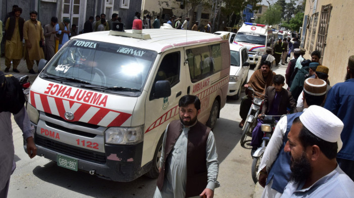 Tragedija u Pakistanu: Najmanje 20 ljudi poginulo kada se autobus survao u jarugu