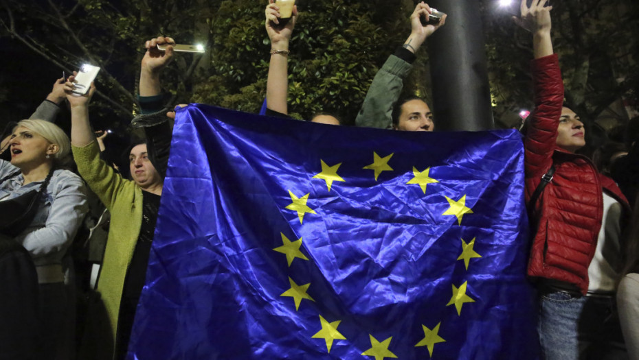 Suzavac i kamenice na protestu u Tbilisiju: Građani se sukobili s policijom na skupu zbog zakona o stranim agentima