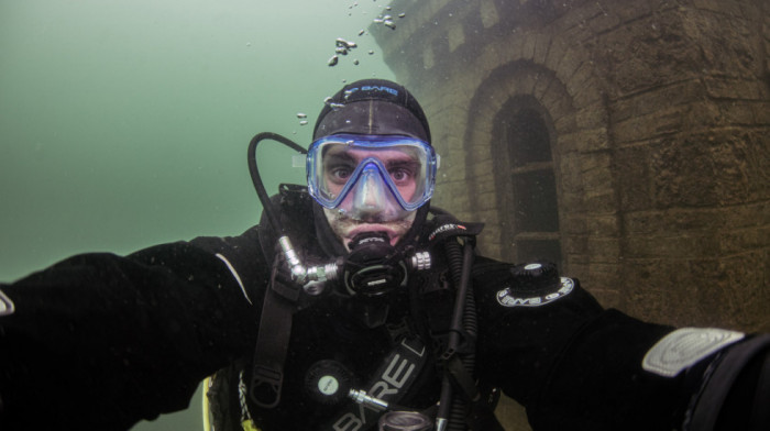 Pred crkvom u ronilačkom odelu: David Damnjanović fotografiše podvodne prizore od kojih zastaje dah