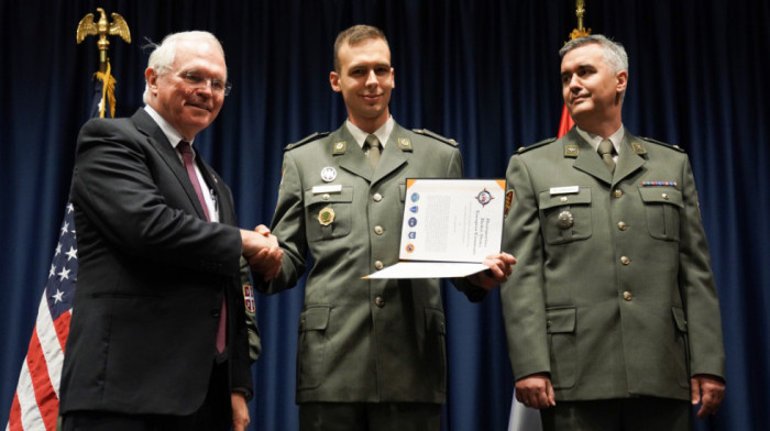 Ambasador Hil uručio medalje srpskim vojnicima koji su pohađali kurseve u SAD