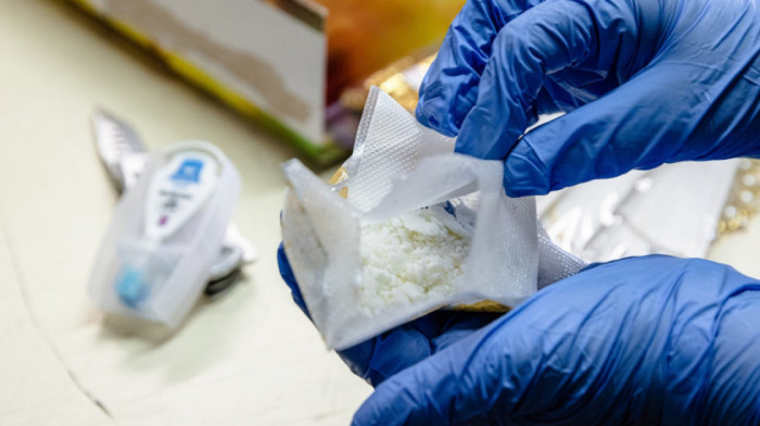 Grčka policija zaplenila 320 kilograma kokaina u luci Pirej, bio namenjen Albaniji