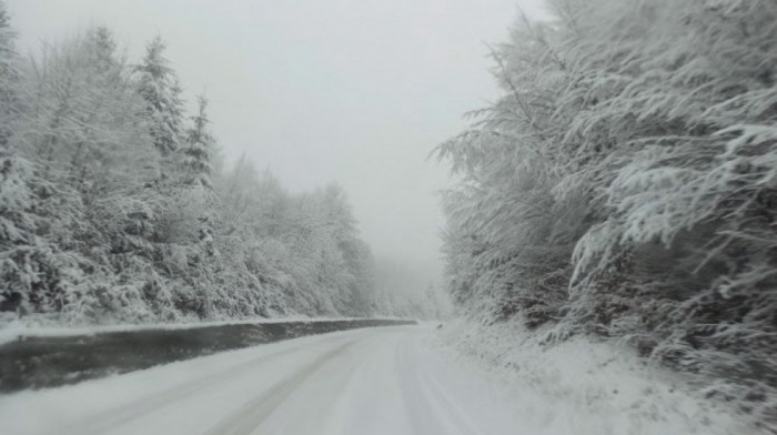 Sneg na jugozapadu Srbije, zabeleli se Pešter i Zlatibor