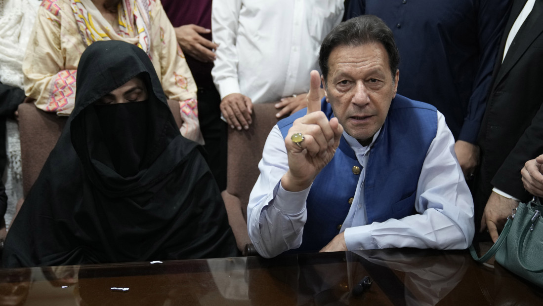 Lekari u izveštaju o navodima da je supruga bivšeg pakistanskog premijera Imrana Kan dobijala otrovanu hranu