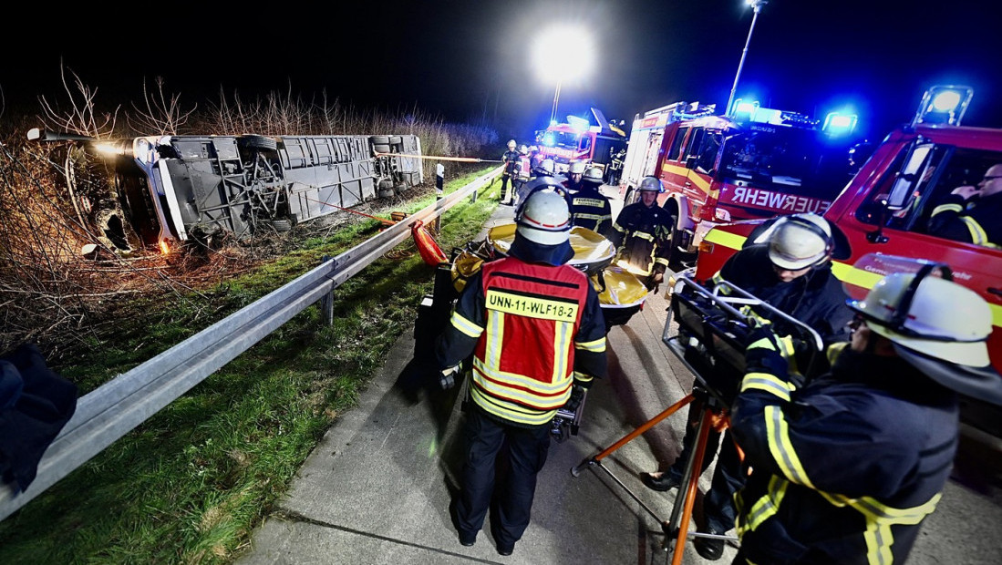 Prevrnuo se autobus na auto-putu u Nemačkoj, povređeno 27 učenika