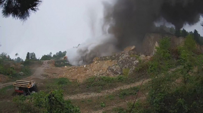 Trenutak kada je avio-bomba iz Niša uništena u kamenolomu u Gadžinom Hanu (VIDEO)