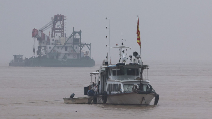 Kineski brod udario u most i potonuo, četiri osobe se vode kao nestale