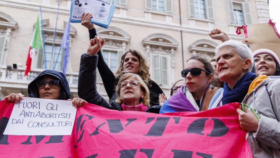 Italija usvojila kontraverzan zakon: Protivnicima abortusa dozvoljeno da prilaze ženama u klinikama