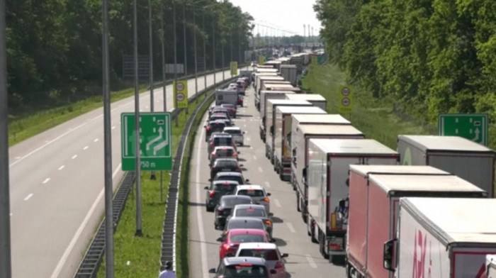 Saobraćaj umerenog intenziteta, teretna vozila se na Batrovcima zadržavaju šest sati