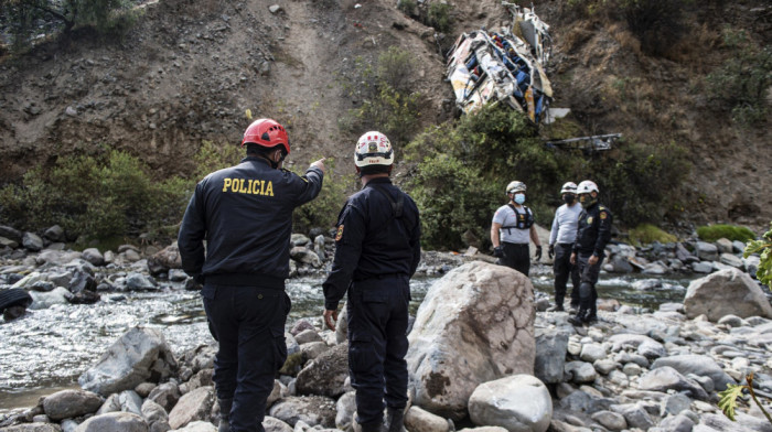U udesu autobusa u planinskom pojasu Perua poginulo najamanje 13 a povređeno 18 putnika