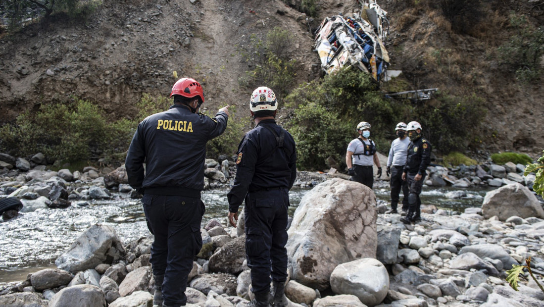 Autobus sleteo u reku u Peruu, najmanje 23 osobe poginule