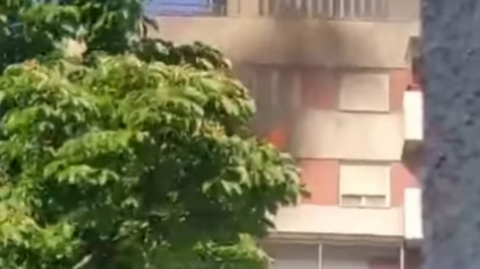 Požar na 11. spratu solitera u Somboru: Blokiran deo grada, vatrogasci na terenu
