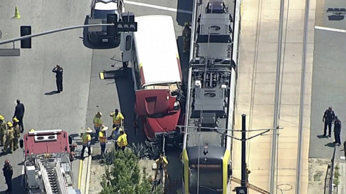 Sudar voza i autobusa u Los Anđelesu, povređeno najmanje 55 osoba