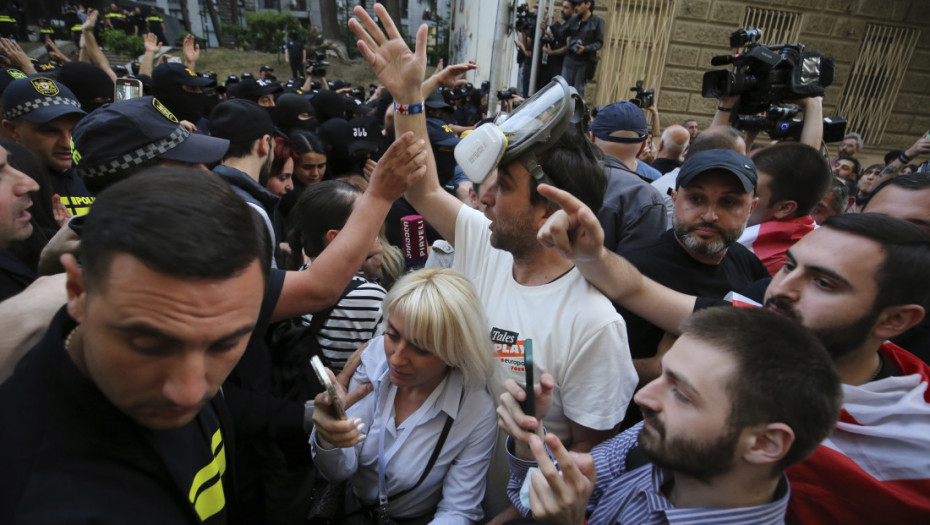 U Tbilisiju nastavljeni protesti, demonstranti blokirali ključnu saobraćajnicu