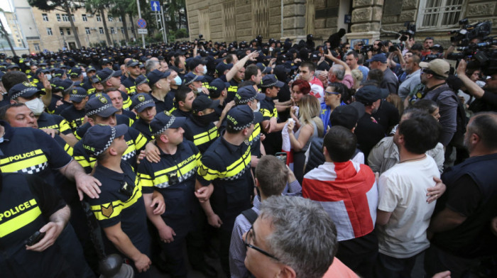 Otkazana sednica gruzijskog parlamenta zbog upada demonstranata u zgradu