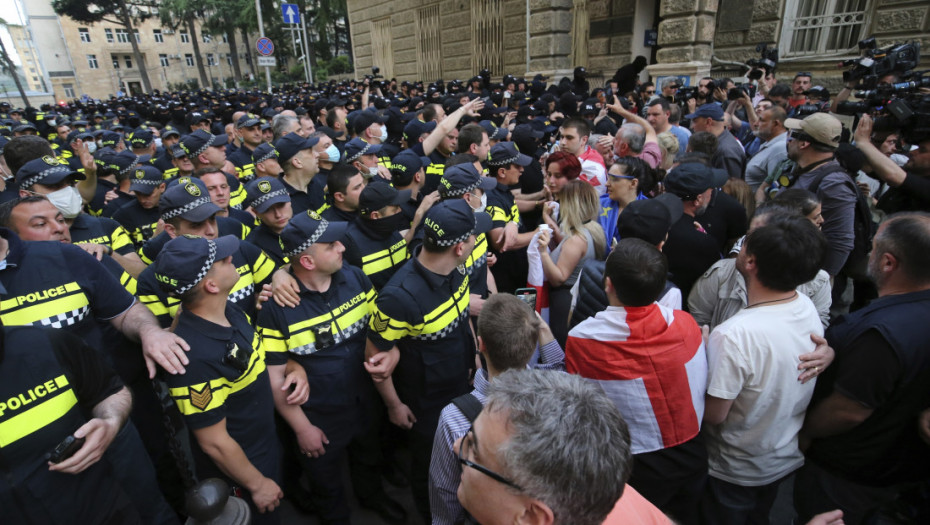 Otkazana sednica gruzijskog parlamenta zbog upada demonstranata u zgradu