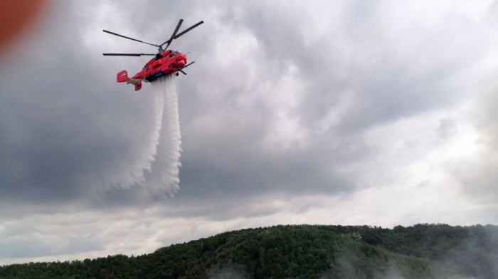 Dva helikoptera pomažu u saniranju požara na deponiji "Duboko"