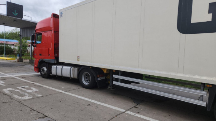 Na rumunskoj granici otkrivena 62 migranta u dva kamiona: Carinicima je bio sumnjiv jedan detalj