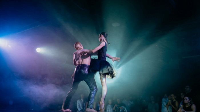 U Beogradu održana svetska premijera baleta “Sirenin klub”, publika u Dorćol Platzu ovacijama nagradila umetnike
