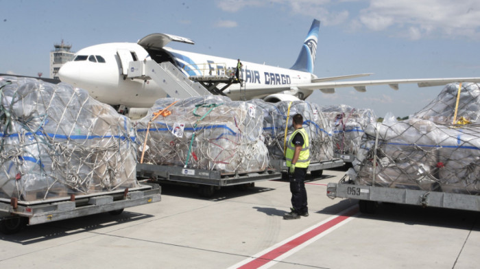 Egipat: Ambasador Šestović dočekao avion sa humanitarnom pomoći Srbije za Gazu