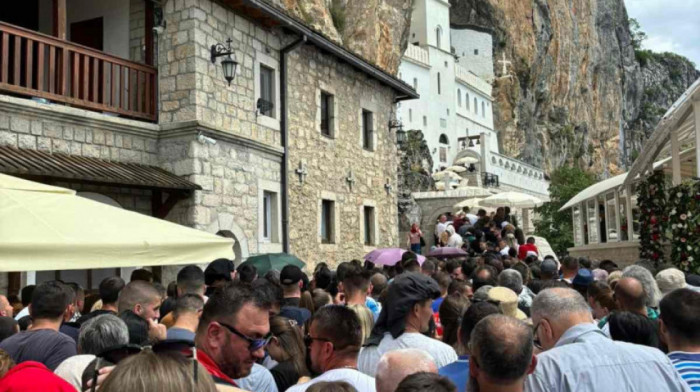 Kako je Ostrog izgledao pre 100 godina: Čudesna istorija i arhitektura manastira nadomak Nikšića (FOTO)