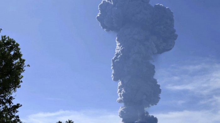 Na Indoneziji počele evakuaciju 3.000 stanovnika zbog erupcije vulkana Ibu