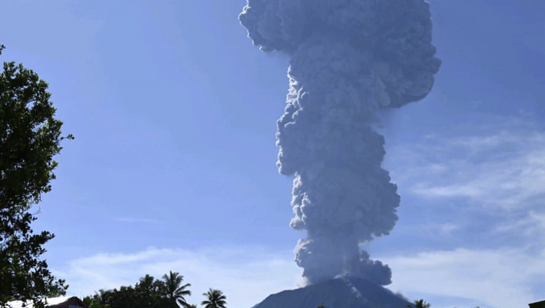 Na Indoneziji počele evakuaciju 3.000 stanovnika zbog erupcije vulkana Ibu