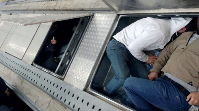 Pronađeni migranti skriveni u gazištima autoprikolice