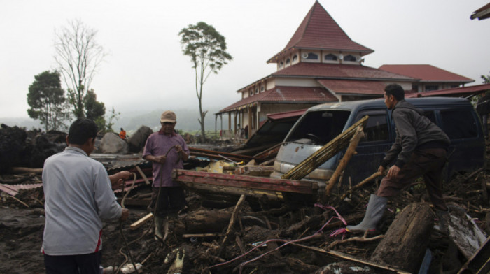 Raste broj poginulih u poplavama i klizištima: U Indoneziji stradale najmanje 62 osobe