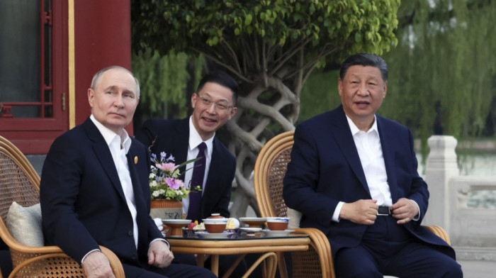 Putin i Si na neformalnom sastanku: Lideri Rusije i Kine šetali parkom i pili tradicionalni kineski čaj