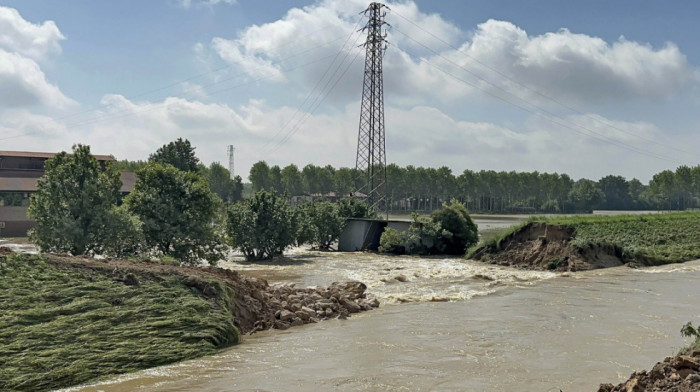 Oluja i velike poplave pogodili Italiju: Kola plutaju ulicama, vetar prevrnuo voz