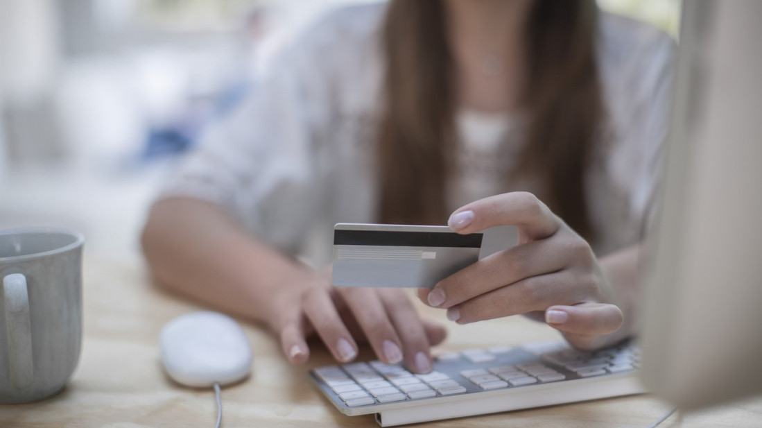 Građani Srbije sve više kupuju onlajn: Zabeleženo rekordnih 110,6 miliona internet kupovina, više od 303.000 dnevno