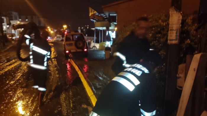 Vanredna situacija u Novom Pazaru: Povećani vodostaji Jošanice, Trnavice i Raške, tri osobe evakuisane (VIDEO)