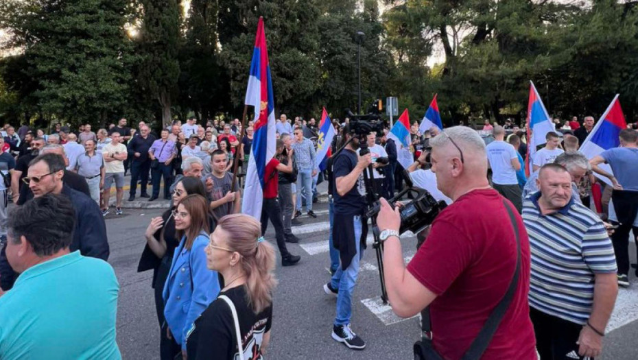 "Izdaja", "Dole vlada": Skup protiv rezolucije o Srebrenici u Podgorici, prisutna policija za razbijanje demonstracija