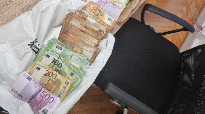 Osumnjičeni za pranje novca uhapšen u Beogradu: Policija mu u stanu našla 214.000 evra i tri pištolja