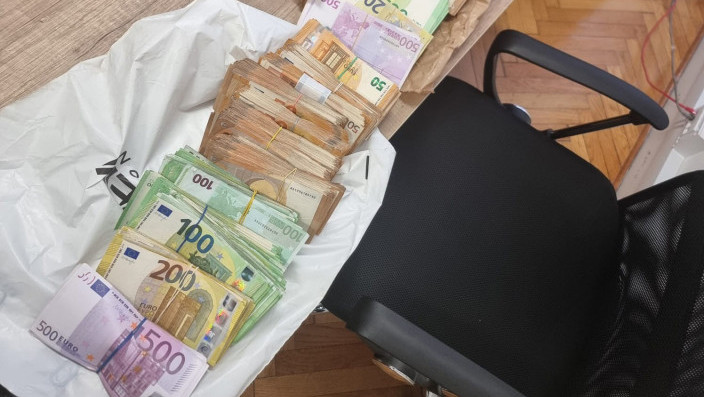 Osumnjičeni za pranje novca uhapšen u Beogradu: Policija mu u stanu našla 214.000 evra i tri pištolja
