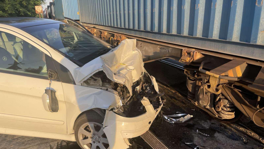 Voz u Smederevu naleteo na automobil, nema povređenih