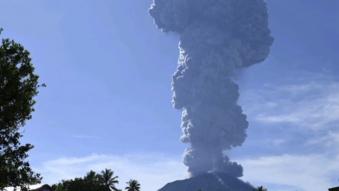 Eruptirao vulkan Ibu u Indoneziji, izbacio pepeo na visinu od šest kilometara