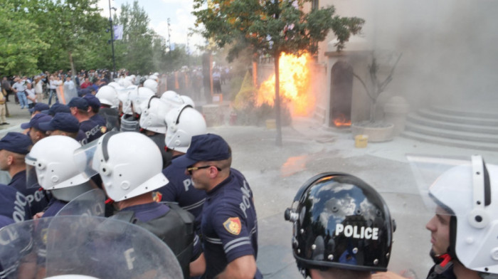Bačeni Molotovljevi kokteli na protestu opozicije u Tirani