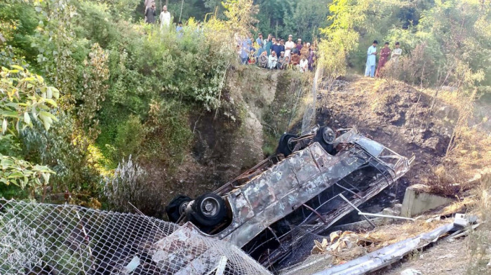 Najmanje 20 putnika poginulo kada je autobus sleteo sa puta u Pakistanu