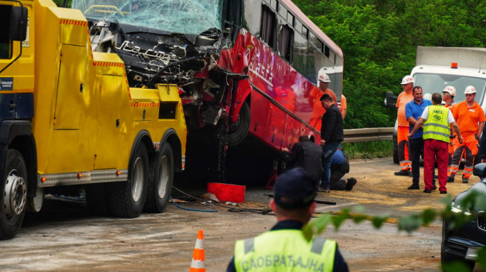 Silovit sudar autobusa i automobila kod Mladenovca: Poginuo vozač džipa, u Urgentni centar dovezeno 37 osoba