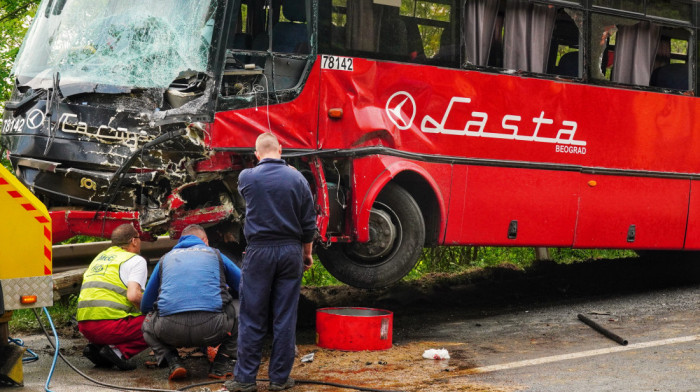 Oglasili se iz Laste povodom sudara kod Mladenovca: Putničko vozilo se kretalo u suprotnom smeru i udarilo u naše vozilo