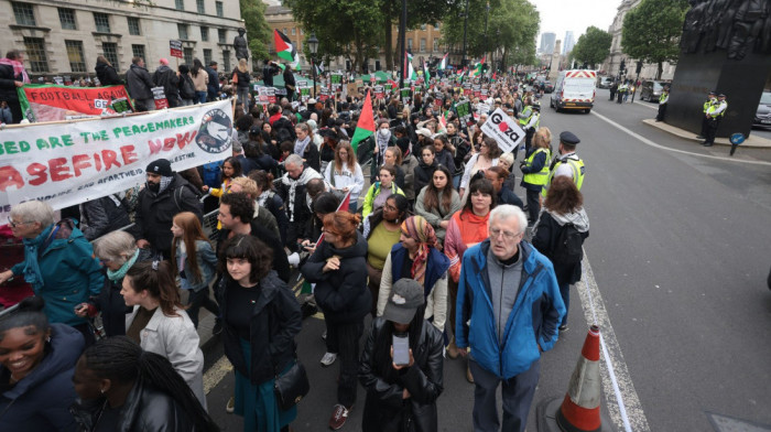 " Oporezujte bogate": Hiljade ljudi u Londonu na protestu protiv plana vlade o smanjenju javne potrošnje