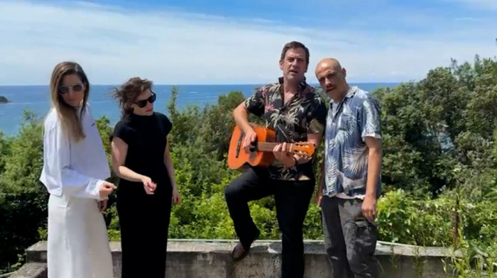 Goran Bogdan uzeo gitaru i zapevao, pa pozvao sve "na đuskanje" i koncert svog druga glumca