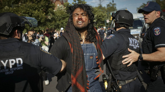 Njujorška policija nasilno hapsila demonstrante u Bruklinskom muzeju, privedene 34 osobe