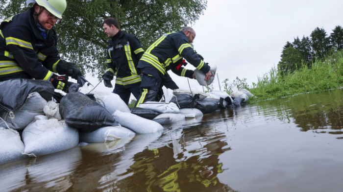 Poplave u Nemačkoj: Evakuacija u okrugu Pfafenhofen, stradao vatrogasac