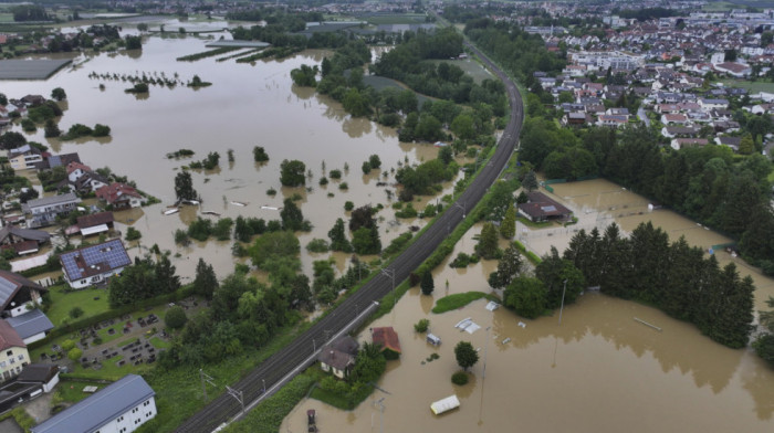 Poplave u Nemačkoj: Obustavljen železnički saobraćaj, aktivirano više klizišta, zatvorene škole i vrtići