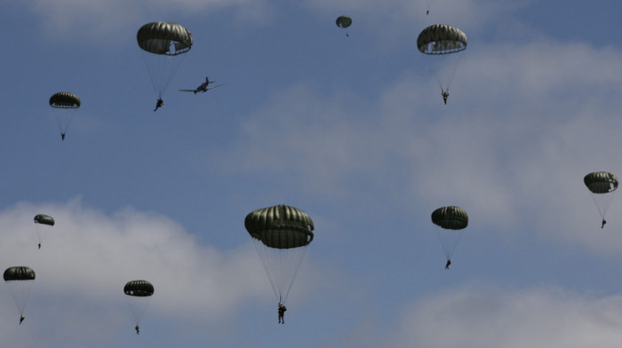 Masovnim padobranskim skokovima iznad Normandije najavljeno obeležavanje Dana D